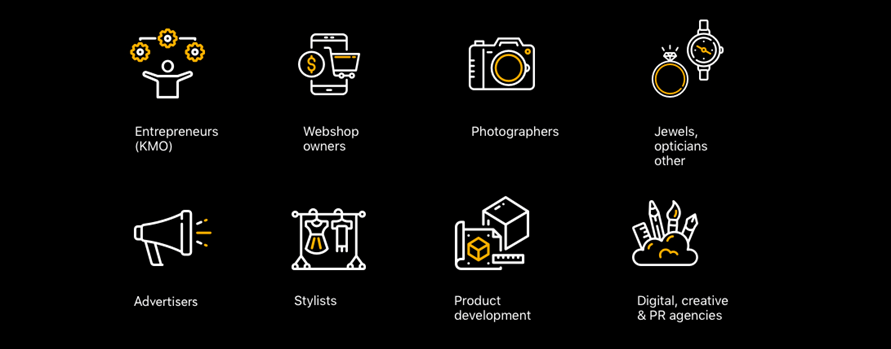 High‑tech productfotografie studio met camera’s, lichtopstelling en draaitafel voor 360° productbeelden